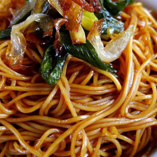 Hakka Noodles garnished with spring onion at zaikastreet
